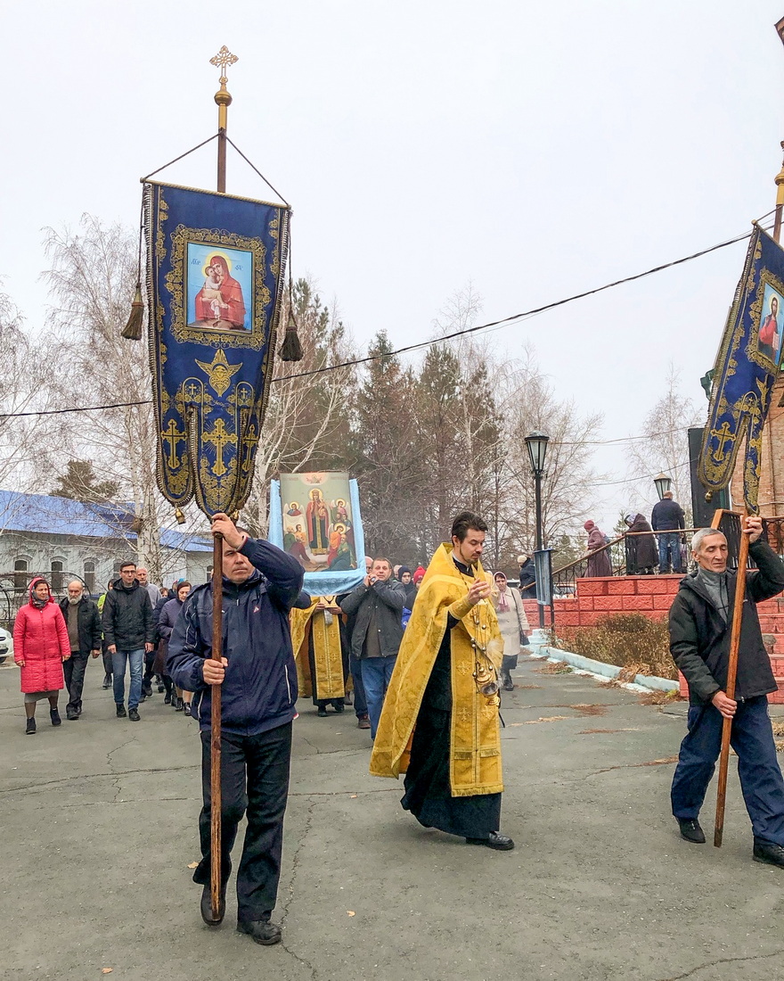 В ПОКРОВСКОМ ХРАМЕ ОРСКА ПРОШЕЛ КРЕСТНЫЙ ХОД С ИКОНОЙ ПРЕСВЯТОЙ БОГОРОДИЦЫ